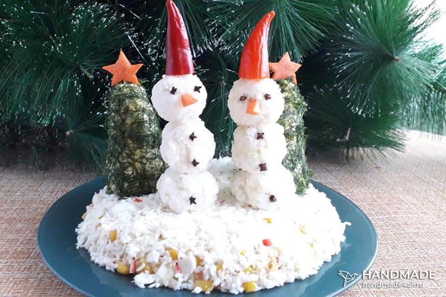 Украшение салата съедобными фигурками «Снеговики в лесу»